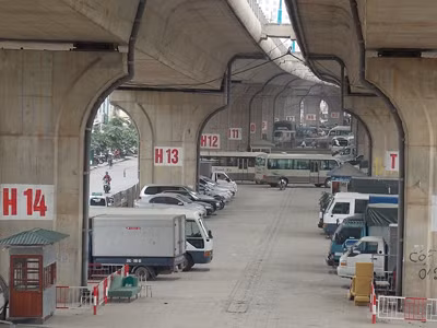 Quá lệnh yêu cầu nửa tháng nhưng điểm trông giữ xe tại gầm cầu Vĩnh Tuy vẫn hoạt động nhộn nhịp. Ảnh: Anh Trọng. Quá lệnh yêu cầu nửa tháng nhưng điểm trông giữ xe tại gầm cầu Vĩnh Tuy vẫn hoạt động nhộn nhịp. Ảnh: Anh Trọng