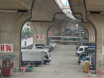 Quá lệnh yêu cầu nửa tháng nhưng điểm trông giữ xe tại gầm cầu Vĩnh Tuy vẫn hoạt động nhộn nhịp. Ảnh: Anh Trọng