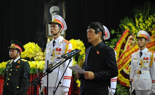 Sau phút mặc niệm, ông Võ Điện Biên, con trai Đại tướng Võ Nguyên Giáp phát biểu lời cảm tạ