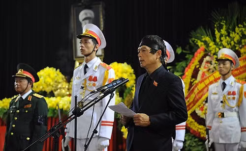 Sau phút mặc niệm, ông Võ Điện Biên, con trai Đại tướng Võ Nguyên Giáp phát biểu lời cảm tạ