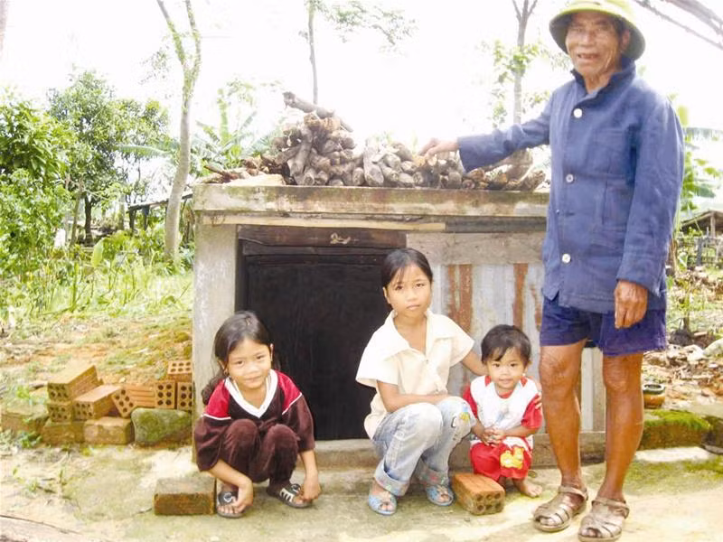 Già làng Lê Văn Rời và những đứa đứa trẻ vừa thoát hiểm nhờ căn hầm chống bão