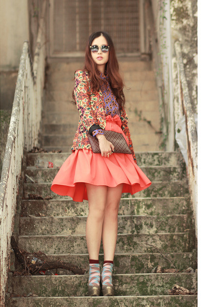 Mix váy ngắn cùng với tất cao quá đầu gối sẽ đem lại cho bạn vẻ dễ thương mà vẫn rất cá tính. Vẻ đẹp dịu dàng và dễ thương của chân váy xòe kết hợp với vẻ đẹp thanh lịch của áo sơ mi tạo nên một phong cách cực hoàn hảo. Váy ngắn + áo pull = một phong cách đậm chất teen Thêm áo khoác nhẹ nhàng cho ngày trở gió Áo sơ mi diện trong áo len hoặc áo pull mix cùng chân váy sẽ đem lại cho bạn vẻ trẻ trung thanh lịch.