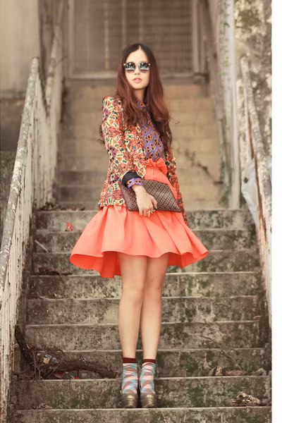 Mix váy ngắn cùng với tất cao quá đầu gối sẽ đem lại cho bạn vẻ dễ thương mà vẫn rất cá tính. Vẻ đẹp dịu dàng và dễ thương của chân váy xòe kết hợp với vẻ đẹp thanh lịch của áo sơ mi tạo nên một phong cách cực hoàn hảo. Váy ngắn + áo pull = một phong cách đậm chất teen Thêm áo khoác nhẹ nhàng cho ngày trở gió Áo sơ mi diện trong áo len hoặc áo pull mix cùng chân váy sẽ đem lại cho bạn vẻ trẻ trung thanh lịch.