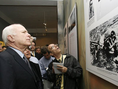 TNS John McCain đang nhớ lại thời điểm ông được quân, dân Hà Nội vớt lên bờ sau khi ông nhảy dù xuống hồ Trúc Bạch năm 1967. Ảnh Reuters.