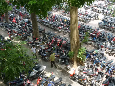 Một trong những bãi đỗ xe tại BV Bạch Mai . Ảnh: Hoàng Tuân Bãi đỗ xe trong BV Bạch Mai