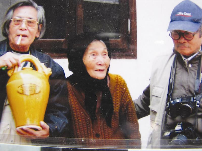 Nhà thơ Nguyễn Duy, KTS Nguyễn Trọng Huấn với cụ Tom Nhà thơ Nguyễn Duy, KTS Nguyễn Trọng Huấn với cụ Tom