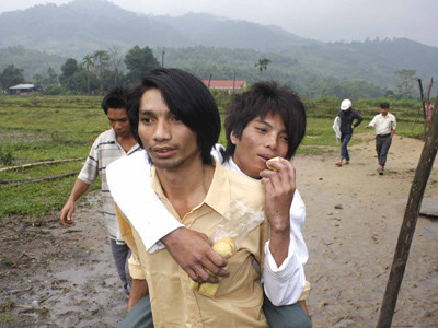 Đinh Văn Diết vẫn đang phải nhờ anh trai cõng 