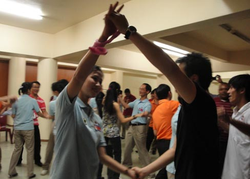 Kết đôi trong điệu nhảy phương Tây cùng càng chàng trai châu Á. Ảnh: T.Đ