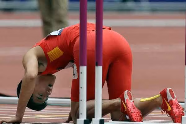 Hình ảnh Lưu Tường gục ngã được mổ xẻ. Hình ảnh Lưu Tường gục ngã được mổ xẻ