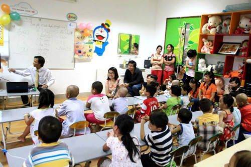 Các em nhỏ tại lớp học Nhân Ái được dạy về kĩ năng sống . Các em nhỏ tại lớp học Nhân Ái được dạy về kĩ năng sống