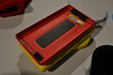 820 đi kèm trang bị ốp lưng, hỗ trợ sạc không dây chuẩn Qi