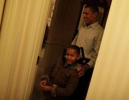 Ông Obama tiễn con gái đi học