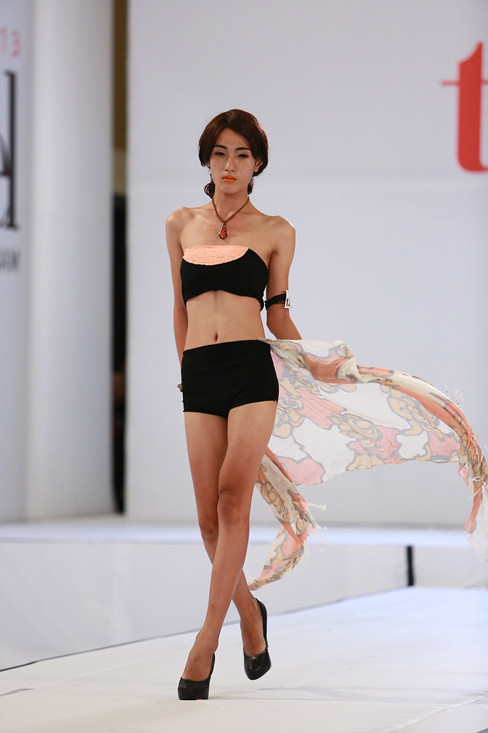 Thí sinh chuyển giới tự tin trong phần thi bikini