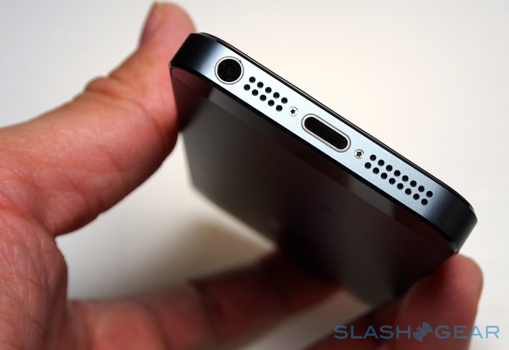 Cạnh dưới chứng kiến nhiều khác biệt nhất với giắc cắm 3.5mm, loa ngoài mới và đặc biệt là cổng kết nối Lighting nhỏ hơn