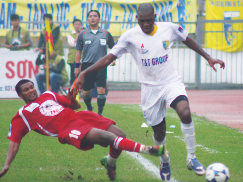 Chỉ có đá rắn, XMHP (áo đỏ) may ra mới thắng SHB ĐN