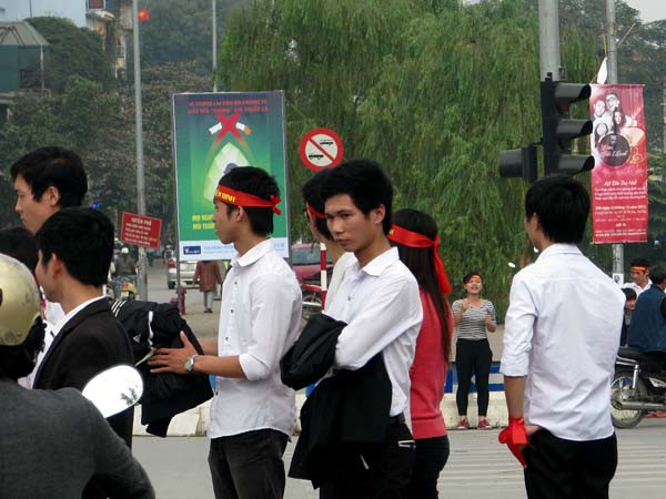 Xếp hàng để chờ tới lượt hô khẩu hiệu