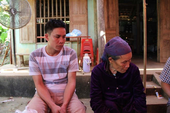 Anh Dũng, bà Khoảnh (bố và bà nội cháu Thành) vô cùng đau buồn trước cái chết thảm của cháu 