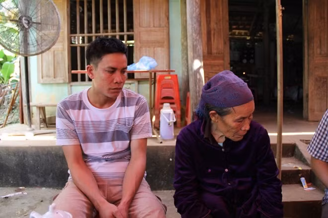 Anh Dũng, bà Khoảnh (bố và bà nội cháu Thành) vô cùng đau buồn trước cái chết thảm của cháu 