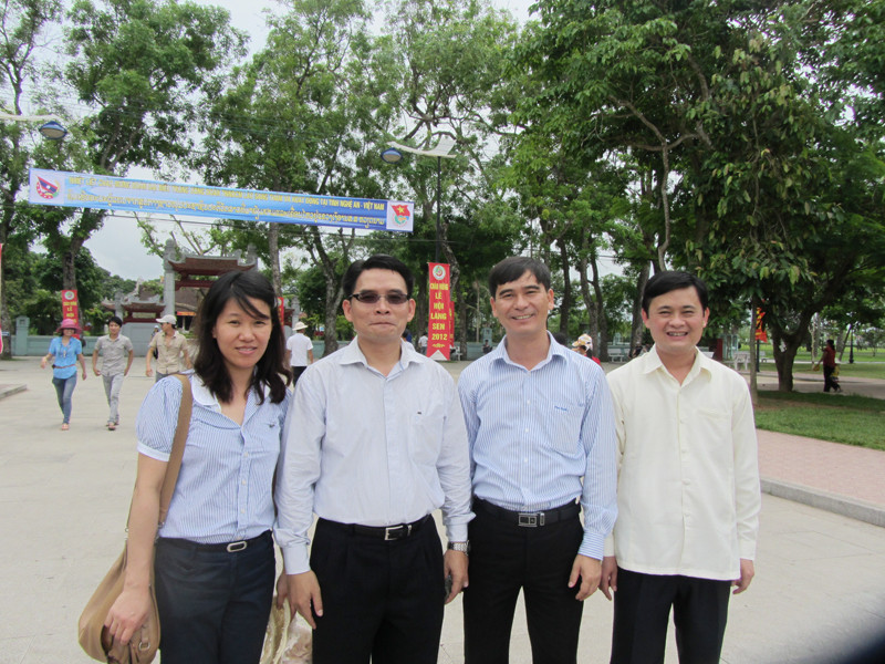 Bí thư TW Đoàn TNNDCM Lào Vilayvong Buddakham (thứ 2 từ trái sang) và Bí thư TW Đoàn Dương Văn An (thứ 3 từ trái sang) cùng các đại biểu chụp ảnh lưu niệm tại Khu di tích Kim Liên