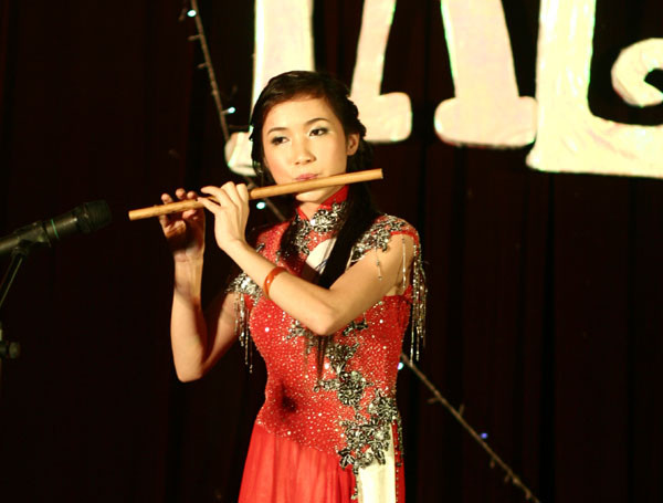 Hội trường cũng đã có những lúc lặng theo tiếng sao