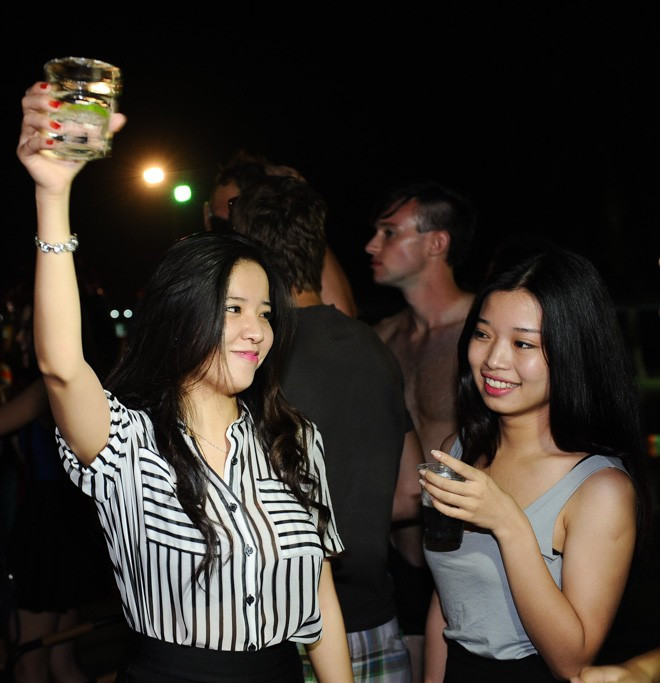 Tối 29/9, dạ tiệc Chicks and Trippin pool party (hay còn gọi là tiệc bikini) được tổ chức tại bể bơi công viên Tuổi trẻ (Hà Nội) 