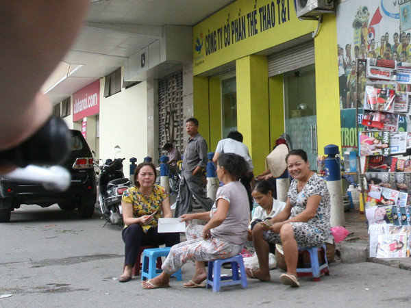 Ngòi chờ vật vã để bán vé