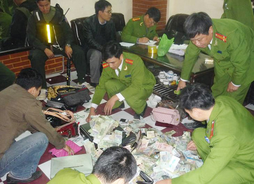 Công an kiểm đếm số tiền thu giữ được