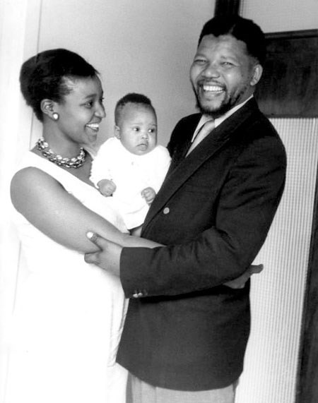 Năm 1961: Mandela và người vợ Winnie bế con gái bé bỏng Zindzi của họ tại nhà riêng ở Soweto. (Nguồn: AP)