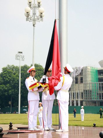 Lễ treo cờ rủ tại quảng trường Ba Đình, do các chiến sĩ thuộc Bộ Tư lệnh Bảo vệ Lăng Chủ tịch Hồ Chí Minh thực hiện. Ảnh: Công Khanh