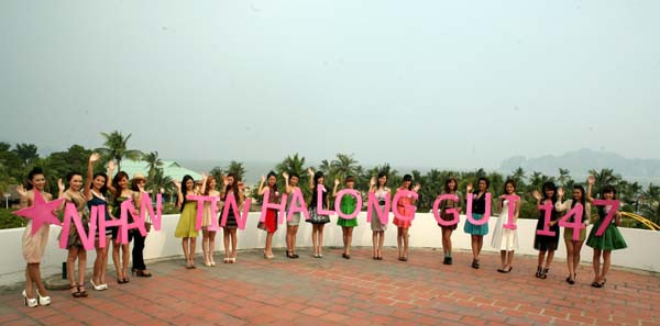 Các thí sinh xếp chữ kêu gọi nhắn tinh bình chọn cho Vịnh Hạ Long. Các thí sinh xếp chữ kêu gọi nhắn tinh bình chọn cho Vịnh Hạ Long