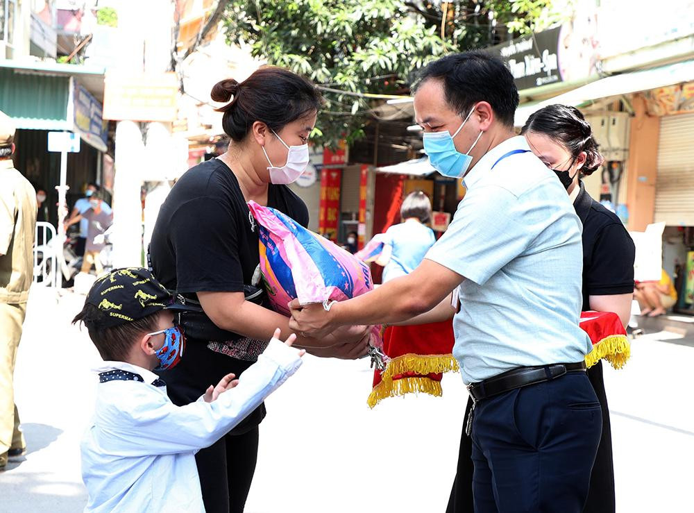 Theo ông Tống Xuân Duy, Chủ tịch UBND phường Dịch Vọng Hậu (Cầu Giấy) cho biết, hiện tại, trên địa bàn phường có rất nhiều lao động bị ảnh hưởng bởi dịch bệnh Covid-19,do vậy ngay khi TP Hà Nội có quyết định 3642/QĐ-UBND ngày 21/7/2021của UBND TP. Hà Nội, về việc trợ cấp dành cho nhóm người lao động không có giao kết hợp đồng lao động bị mất việc làm, chúng tôi đã khẩn trương rà soát để có đề xuất trợ cấp cho các đối tượng có hoàn cảnh khó khăn. Đến nay, cơ quan chức năng đã trao tặng trợ cấp của Chính phủ đợt đầu tiên cho 18 đối tượng.