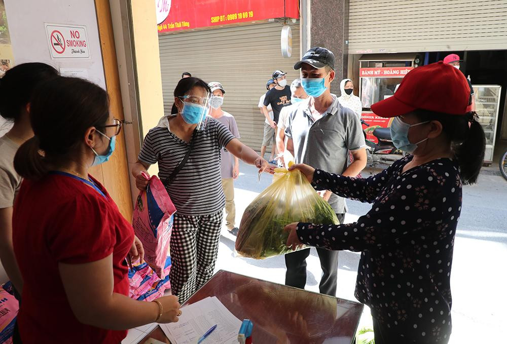 Trao trợ cấp hỗ trợ người lao động không có giao kết hợp đồng lao động bị mất việc làm do ảnh hưởng của đại dịch COVID -19 trên địa bàn phường Dịch Vọng Hậu