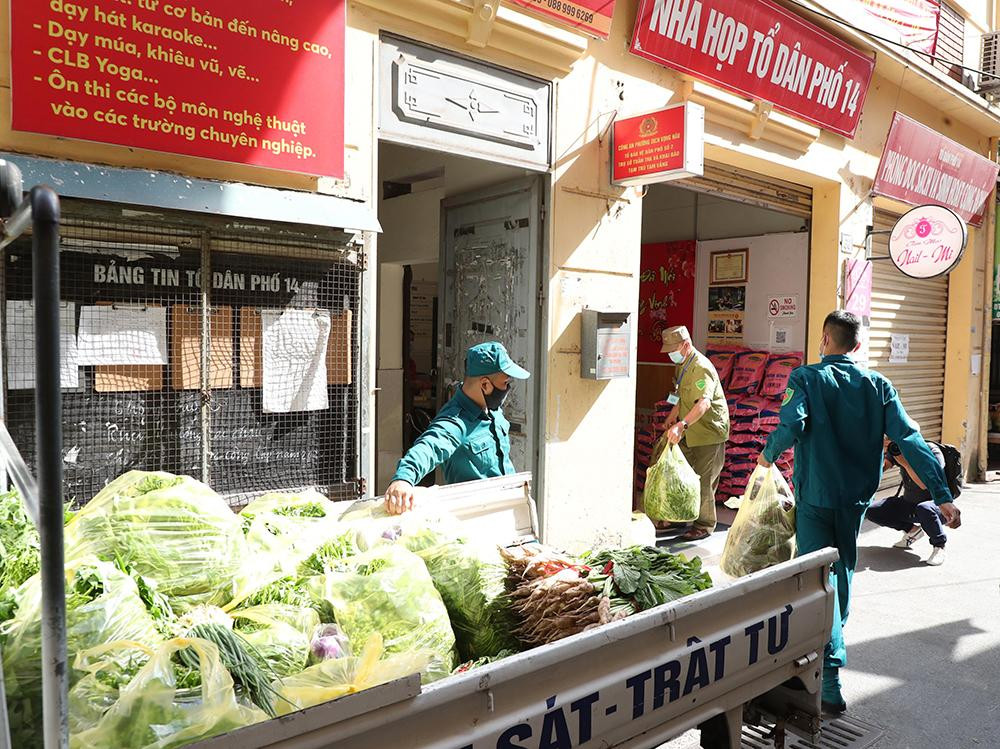 Lương thực,thực phẩm rau củ quả được tập kết tại nhà họp tổ dân phố