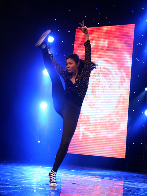 Agumi thể hiện các động tác vũ đạo uyển chuyện hợp tiết tấu