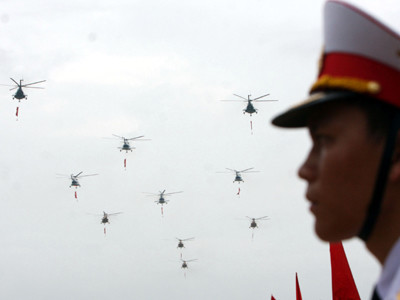 10 chiếc trực thăng cất cánh từ một sân bay ở ngoại thành Hà Nội sẽ bay qua quảng trường gần 1 phút