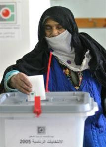Thủ tướng Palestin Ahmed Qurei tham gia bỏ phiếu tại ngoại ô Jerusalem Ứng cử viên Mahmoud Abbas tham gia bỏ phiếu tại Ramallah thuộc khu Bờ Tây Ứng cử viên Mustafa Barghouti tham gia bỏ phiếu ở khu Bờ Tây Một phụ nữ Palestin bỏ phiếu tại trại tỵ nạnRafah, phía Nam dải Gaza Rauhi Fattouh, thành viên ban giám sát tổ chức bầu cử Palestin tham gia bỏ phiếu tại trại tỵ nạn Rafah Nhiều người dân Palestin đã đến các địa điểm bỏ phiếu từ sáng sớm để tham gia cuộc bỏ phiếu
