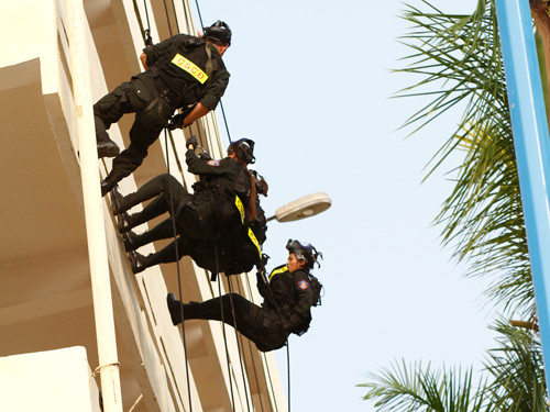 Các nữ chiến sĩ còn tham gia nhiệm vụ tấn công khủng bố giải cứu con tin. Dũng cảm không kém các nam chiến sĩ