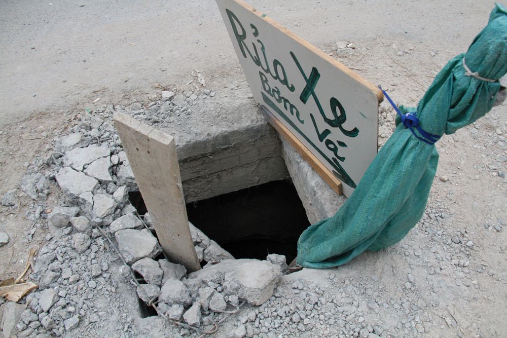 Vừa cảnh báo, vừa quảng cáo. Ảnh: Trường Phong