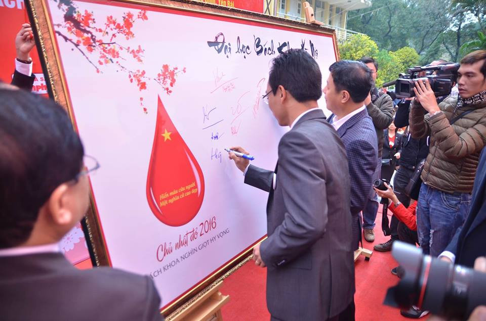 Chủ Nhật Đỏ 2016 đã tiếp nhận 11.763 đơn vị máu ảnh 64