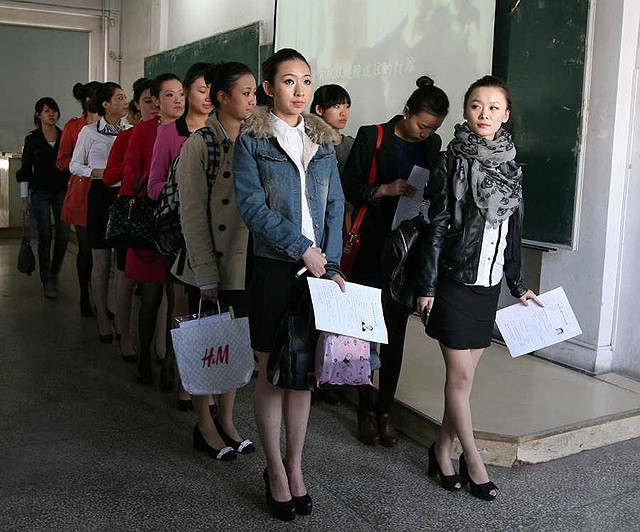 Các thí sinh đợi đến lượt