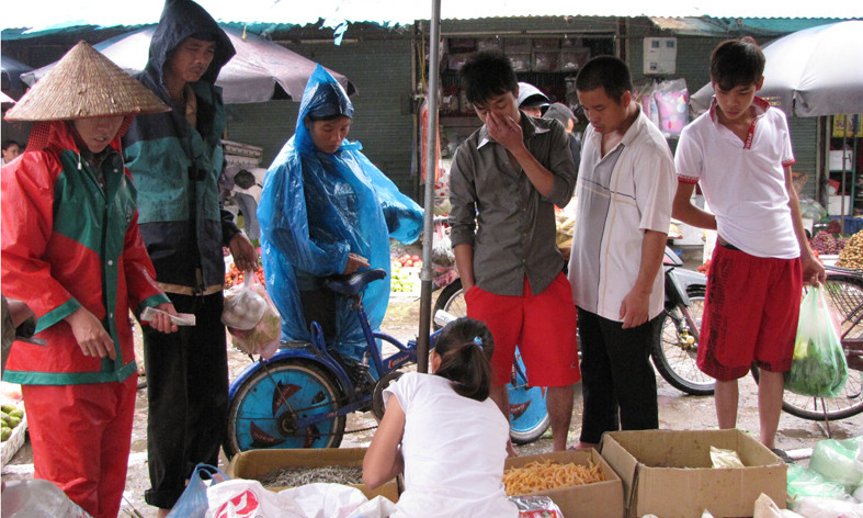 Đắt khách không kém là các mặt hàng khô. Ảnh: Trường Phong. Đắt khách không kém là các mặt hàng khô. Ảnh: Trường Phong