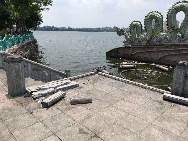 Hình ảnh lan can đá khu vực hai con rồng bị đổ sập