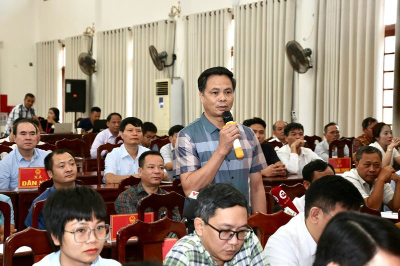 Cử tri huyện Thanh Oai phát biểu tại hội nghị tiếp xúc cử tri sáng ngày 29/6.