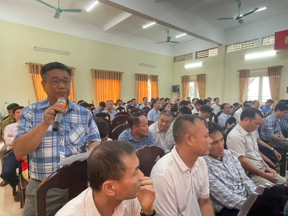 Cử tri phát biểu tại buổi tiếp xúc cử tri của Tổ đại biểu HĐND TP. Hà Nội, Đơn vị bầu cử số 17 ở huyện Phú Xuyên (Hà Nội)