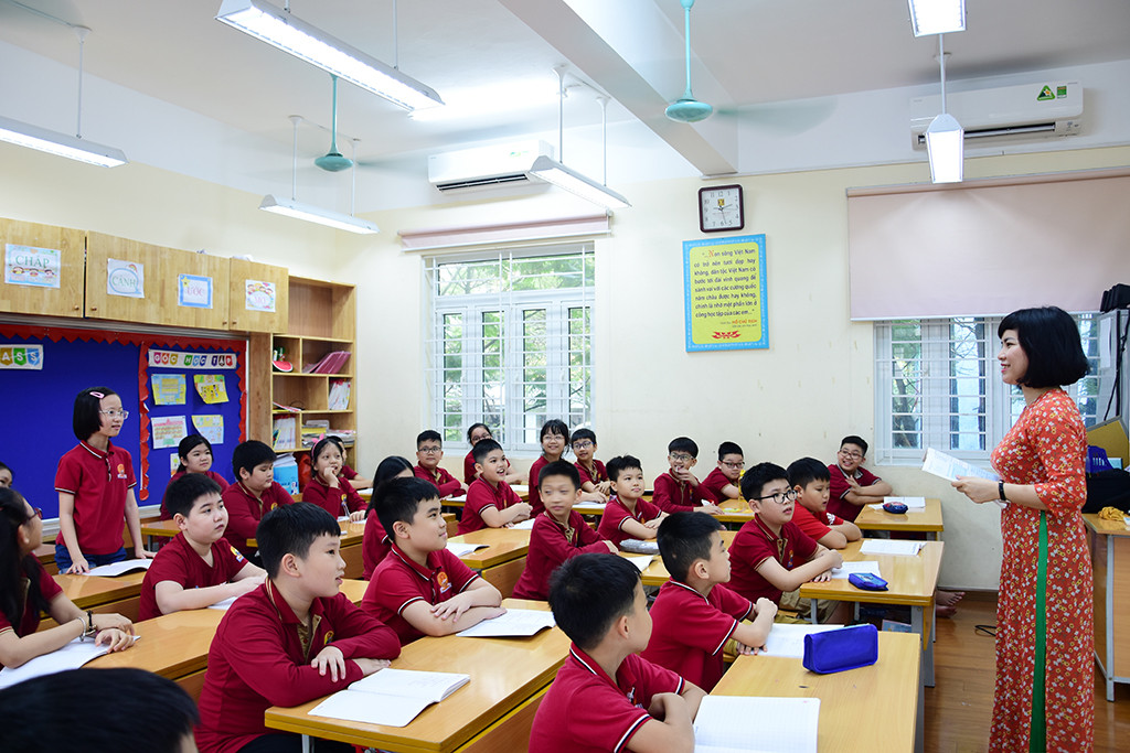 Nghề giáo là nghề đặc biệt, nhưng thu nhập của các thầy cô theo quy định còn thấp so với mặt bằng chung