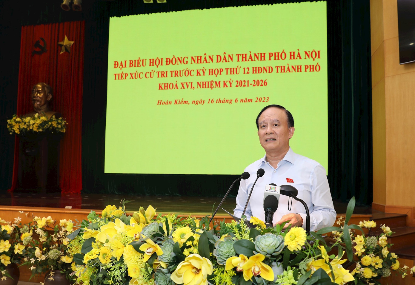 Chủ tịch HĐND thành phố Hà Nội Nguyễn Ngọc Tuấn phát biểu tiếp thu ý kiến của cử tri. Chủ tịch HĐND thành phố Hà Nội Nguyễn Ngọc Tuấn phát biểu tiếp thu ý kiến của cử tri.