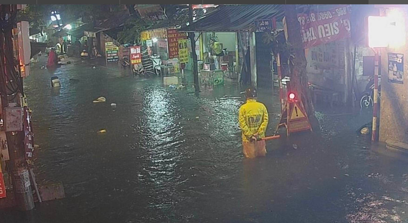 Phố Hoa Bằng (quận Cầu Giấy) cũng bị ngập sâu trong nước