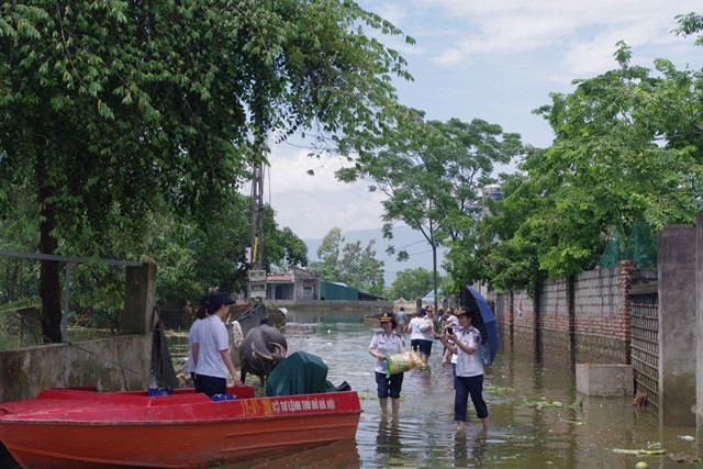 Lực lượng chức năng giúp người dân Chương Mỹ trong những ngày ngập lụt.