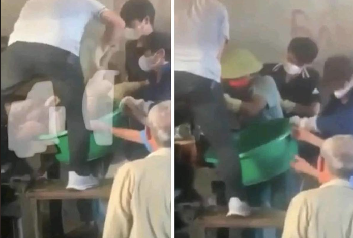 Hình ảnh người dân lấy thi thể người đàn ông khỏi máy xay Hình ảnh người dân lấy thi thể người đàn ông khỏi máy xay