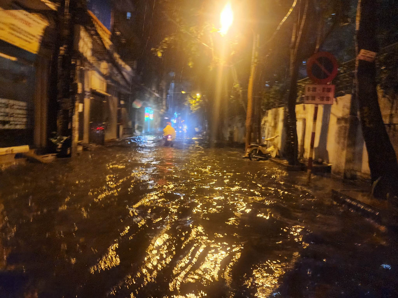 Mưa lớn đã khiến tuyến phố Cự Lộc (quận Thanh Xuân) bị ngập sâu trong nước